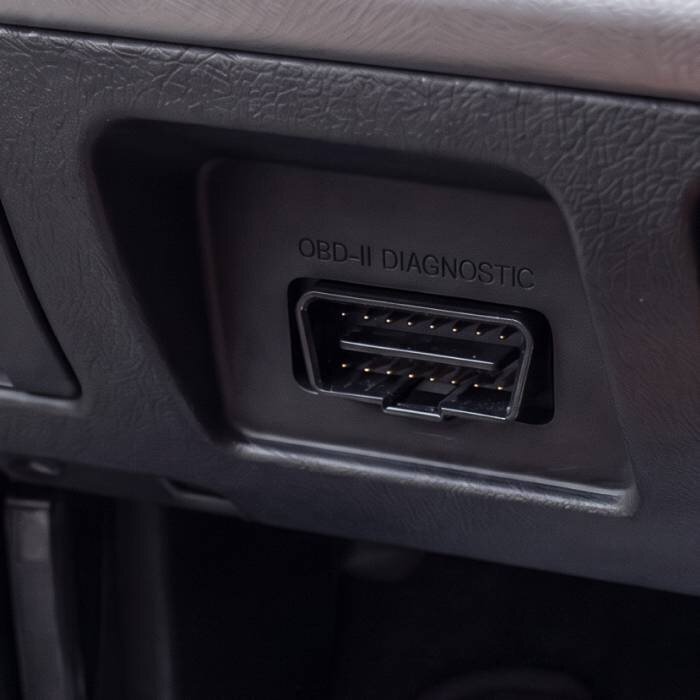 OBD2-Port unter dem Armaturenbrett finden